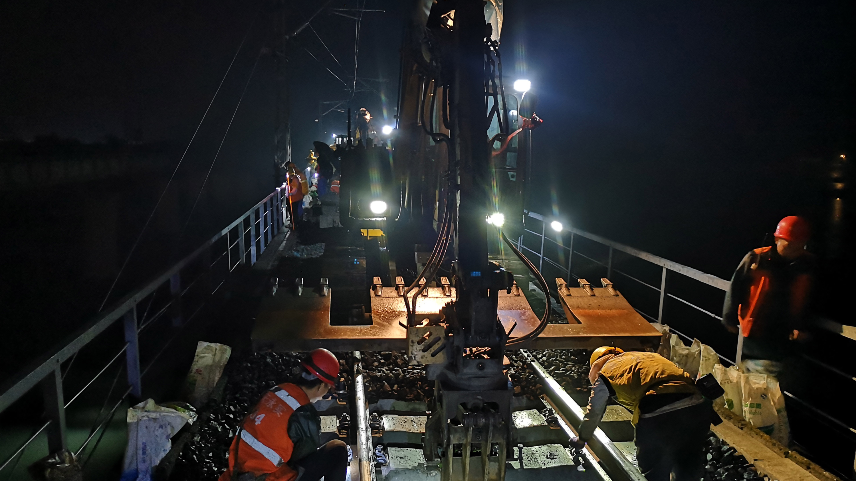 看度独家丨换“枕头”了！成昆铁路告别“木枕时代”