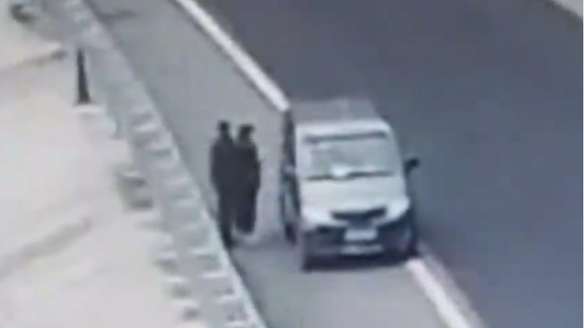 CDTV5 | 为逃避防疫检查两人翻越高速护栏   被交警拦截