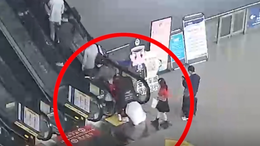 CDTV5丨旅客遇险 成都铁警及时处置