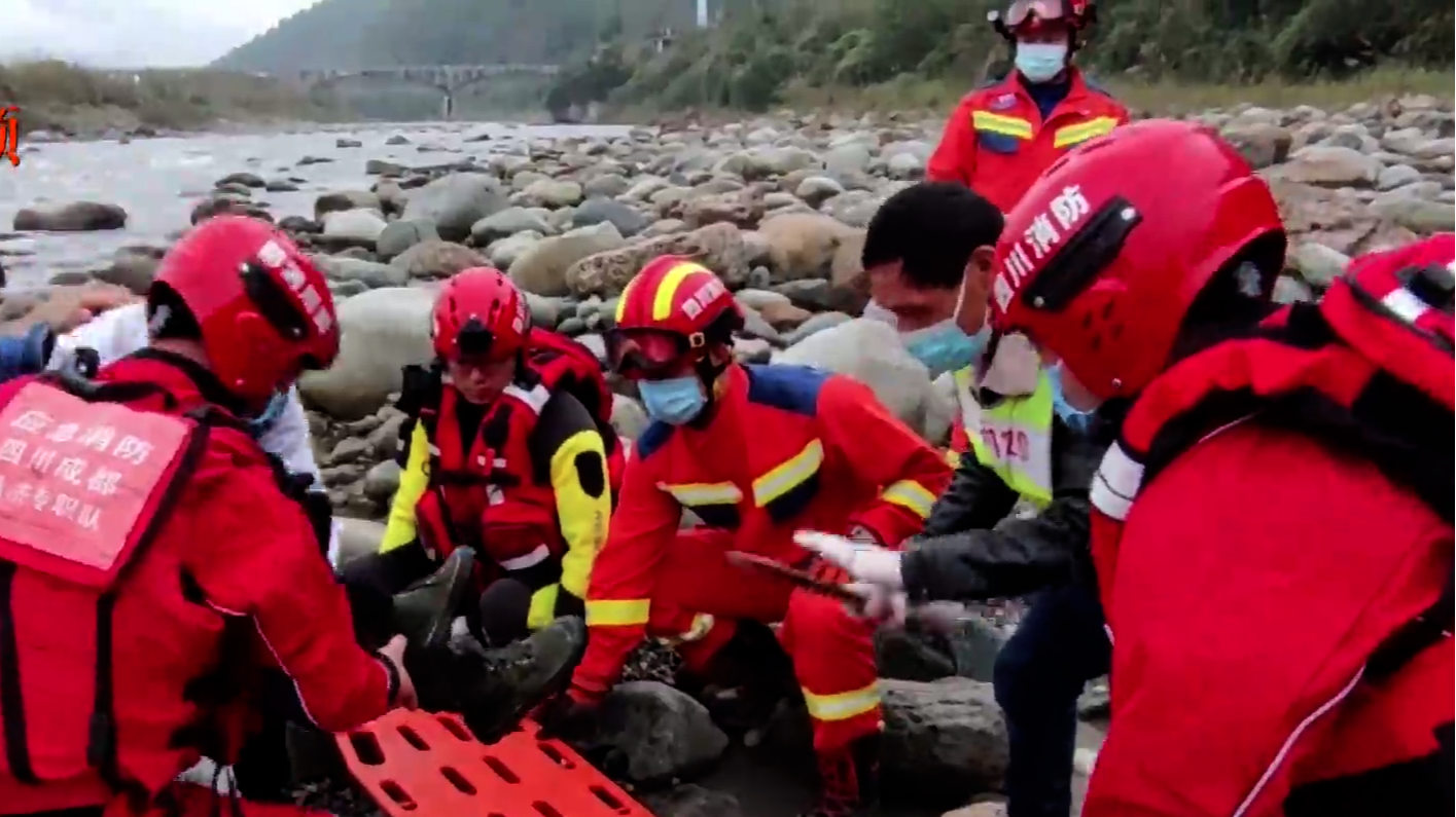 CDTV5 | 男子看人钓鱼太投入不慎摔伤  众人合力救援