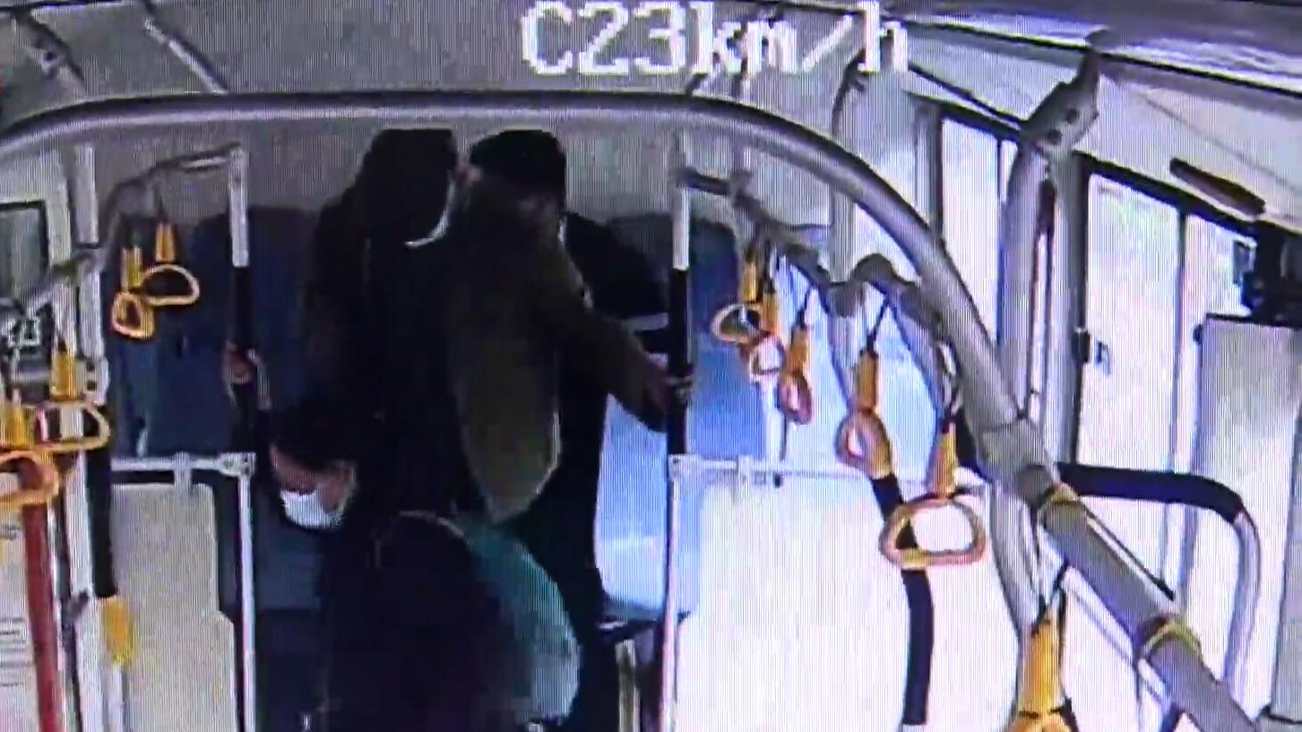 CDTV5丨七旬残疾老人救命钱遗落 好心市民联手公交司机找回