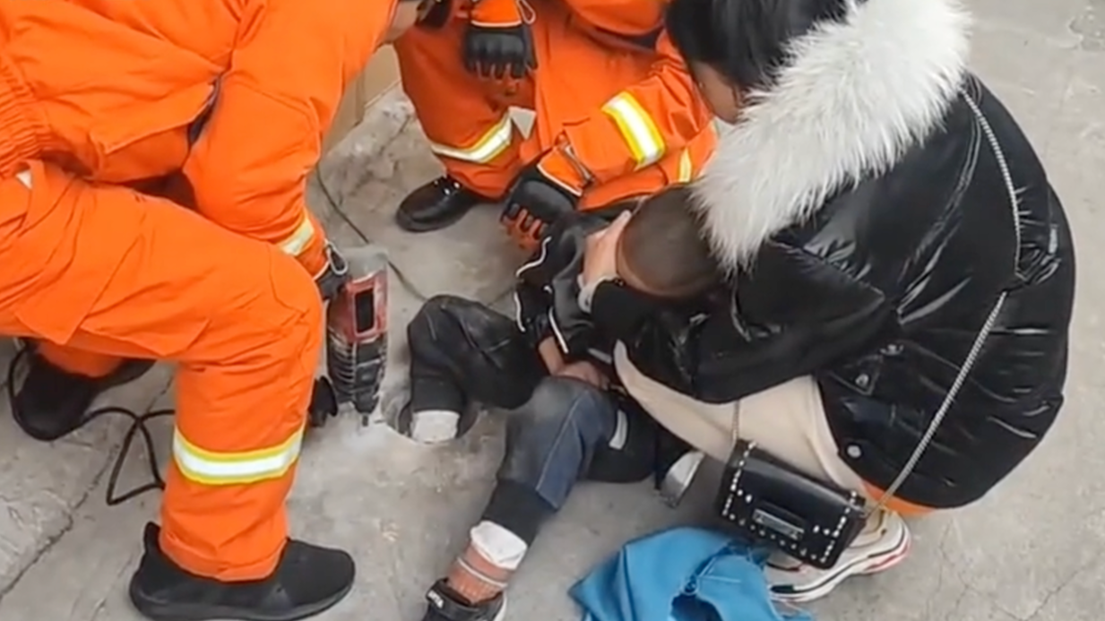 视频｜小孩脚卡排水口 消防员紧急救援